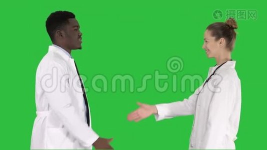 医生在绿色屏幕上握手和拍照，Chroma键。视频