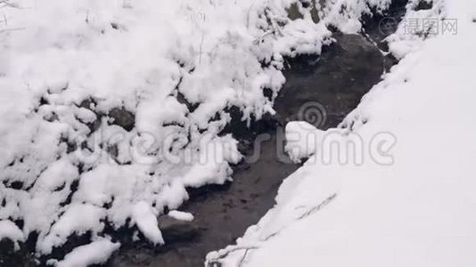 冬天，一条雪覆盖的河流视频