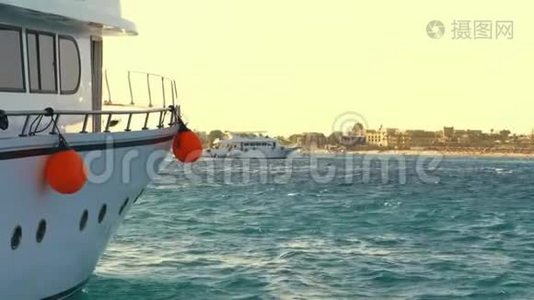 海日景观，游艇出海湾，抛锚.. 特写，白色游艇板与游艇，航行。 帆船在视频
