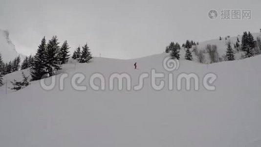 新手滑雪者在山区困难的滑雪坡上滑雪视频