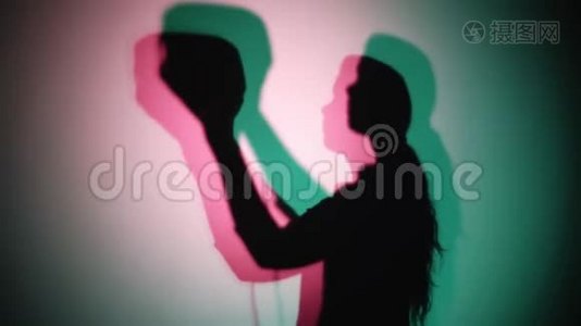 抽象彩色背景与妇女戴上VR耳机视频