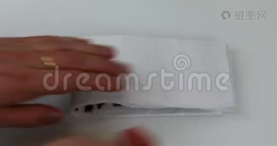 用餐巾纸烘干的烟草视频