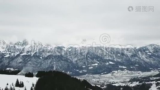 美丽的冬季空中飞行越过山脉。 瑞士阿尔卑斯山的风景。 滑雪假期。视频