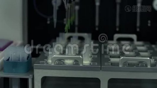 新化工实验室的电子设备.. 医疗研究所的自动化设备操作。视频