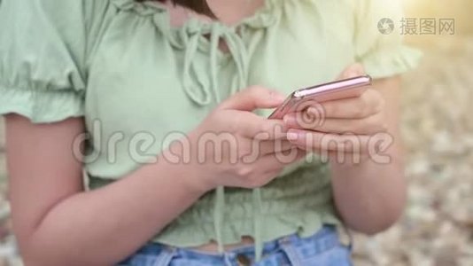 妇女在网上玩手机与人交流视频