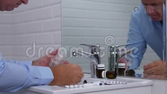 办公室浴室里的病人带水药片视频
