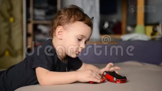小男孩在孩子们`房间里玩玩具车视频