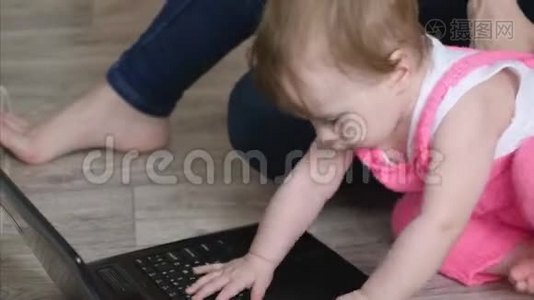 小孩子玩手提电脑。 孩子和电脑。 特写视频
