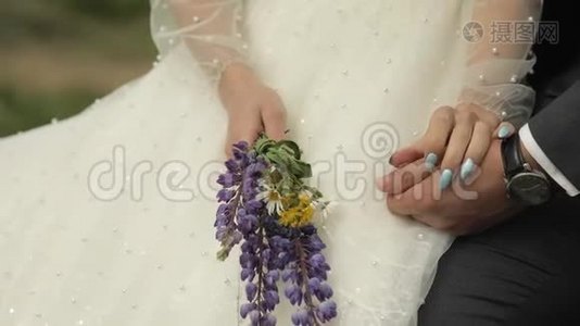 新郎新娘手里拿着一束鲜花。 新婚夫妇。 幸福家庭视频