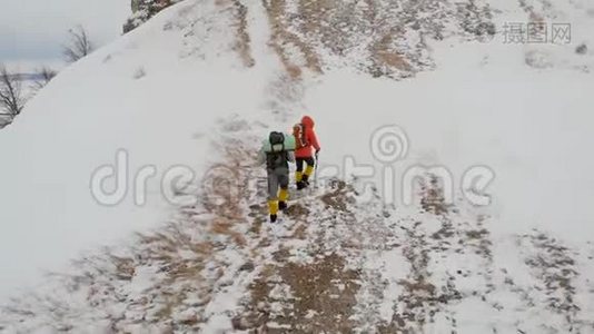 攀登斜坡的人的空中足迹视频