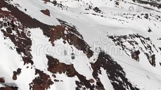 冬季埃尔布鲁斯度假胜地高加索高山缆车和滑雪坡的鸟瞰图视频