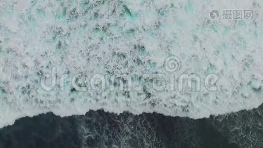 海洋蓝波撞击海岸线无人机镜头的俯视图视频
