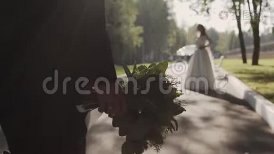 穿着经典西装的男人去找他美丽的新娘。视频