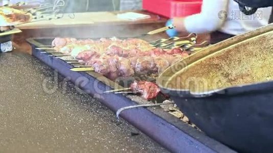 街上的食物，烧烤炉上的火和烟，蔬菜和肉煮出来视频