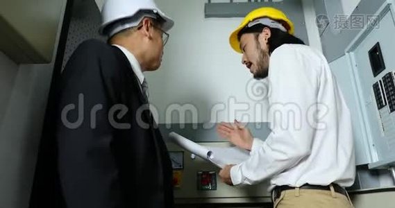 工程师检查电气控制柜。视频