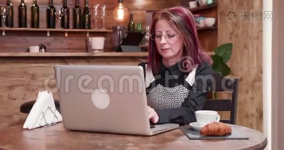 成年妇女在老式咖啡店用NFC付款视频