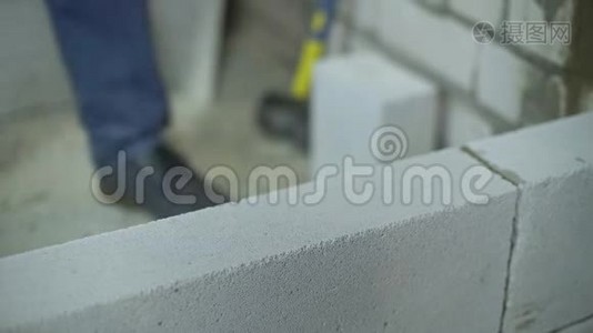 建筑工人用手在新建的墙壁上放置气泡，以检查其均匀度视频
