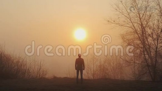 快乐成功的人在日出或日落时庆祝。 快乐自由。 他举起双手，再次欢呼视频