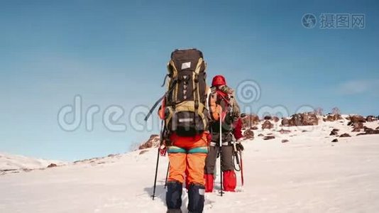 冬天的登山者，到附近的雪地里去视频