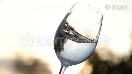 一杯香槟加冰的慢动作视频视频