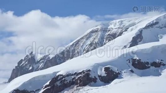 阳光明媚的一天，高加索雪山的影像全景视频