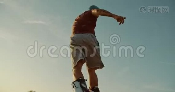太阳落山时的前冲浪者跳跃视频