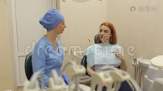 一个医生牙医和一个女病人的肖像，他们竖起大拇指。视频