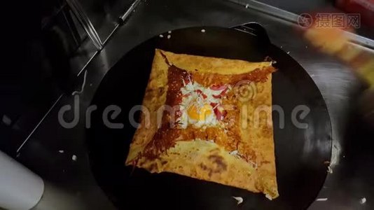 用奶酪、土耳其雪松和鸡蛋煮绉饼视频
