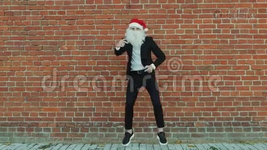像圣诞老人一样的人在跳舞和跳跃，圣诞快乐和2019年新年，红砖墙作为背景视频