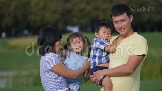 快乐的亚洲家庭在户外一起挥手视频