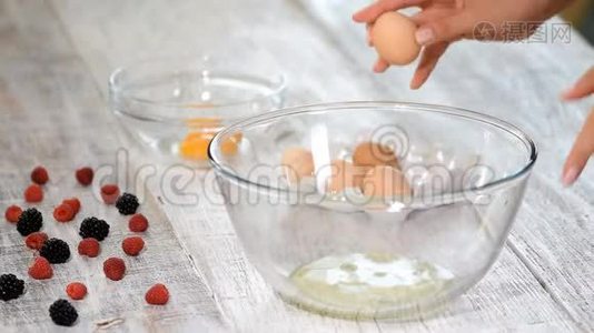 厨师把鸡蛋里的蛋黄分开.视频