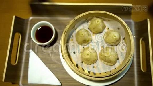 4K在餐馆里用筷子吃饺子。 中国传统食物视频