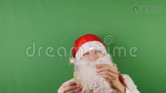 快乐的人，像圣诞老人一样，带着火花，圣诞和新年，在绿色Chroma键上视频