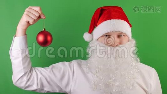 像圣诞老人一样的人带着红色圣诞球玩具，2019年新年，绿色Chroma键，循环电影。视频