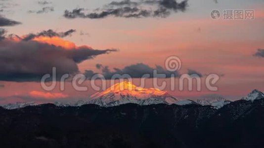 夕阳照亮了山顶视频