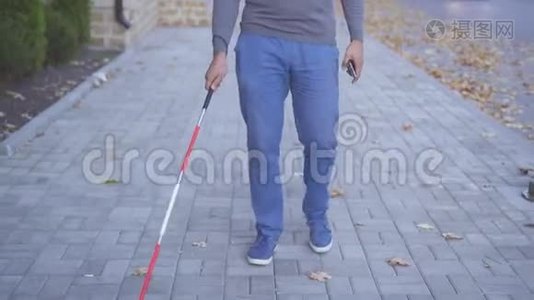 秋市戴着拐杖眼镜的视障人士视频