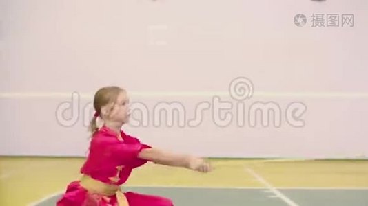 少女在逸夫为太极拳进行武术训练视频