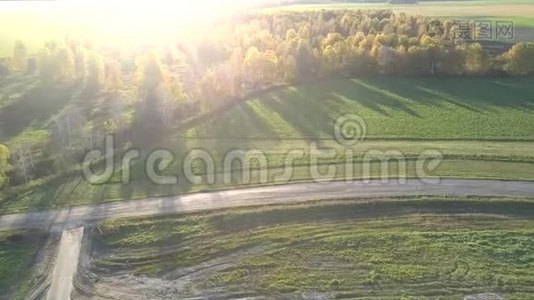 空中景色：空旷的田野在阳光照射下穿过马路视频