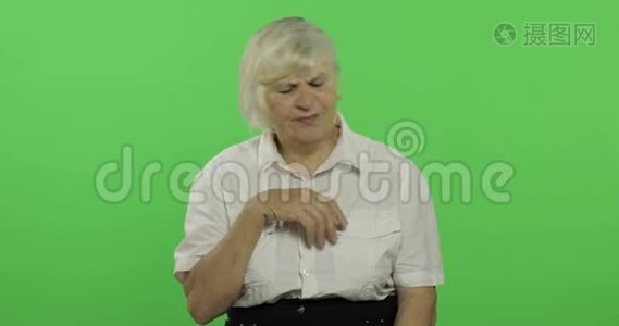 一位老年妇女患头痛痛症。 老奶奶。 铬键视频