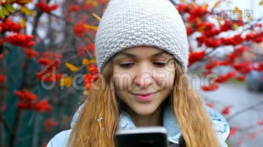 红罗湾树上戴针织帽子冲浪网的金发女孩视频