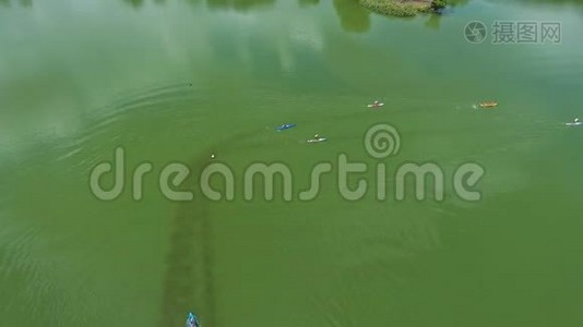 与皮划艇进行空中水上比赛，并在绿色的河流上站起桨板视频