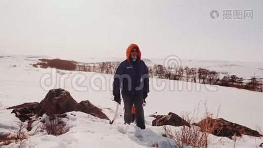 一群登山者跌跌撞撞地爬在雪山上，他们艰难地前进视频