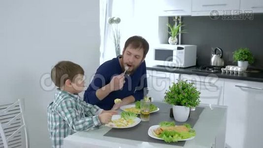 健康饮食，小男孩在家庭早餐时喂妈妈视频