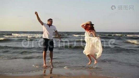 海滩上幸福夫妇的肖像。 有史以来最好的蜜月。 他们一起度过这段时间。视频