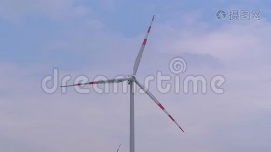 风力涡轮机对抗蓝天。 奥地利。视频