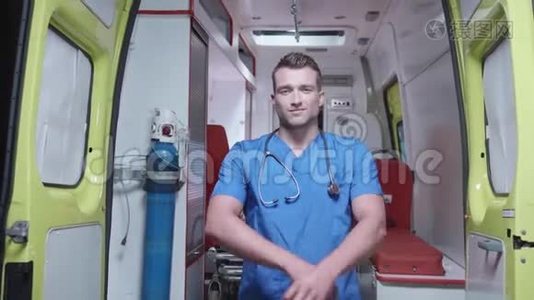 穿着制服的人站在救护车的背景上。视频