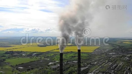空中风景浓厚的浓烟来自工业管道，与蓝天和大自然抗争视频