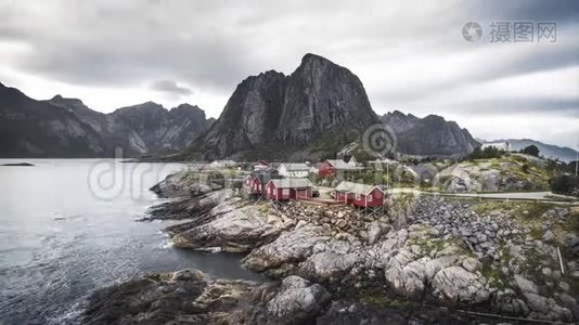 4k时间推移电影片段移动云时间推移传统的挪威渔民`小屋，罗布视频