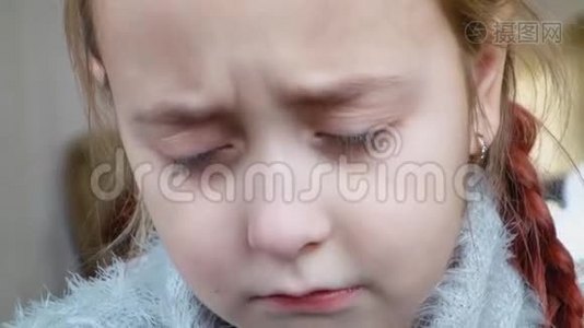 少女为怨恨而哭泣。 婴儿一个人在哭。视频