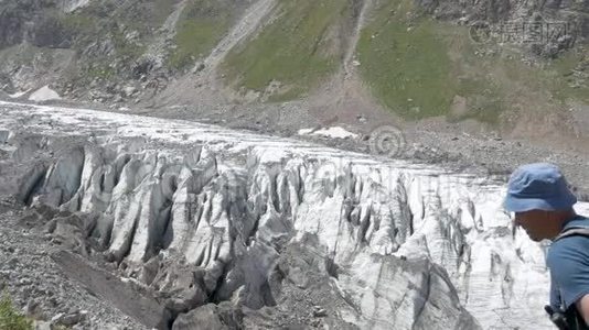 旅行者到达顶端，用手势表示他是胜利者。 慢动作视频